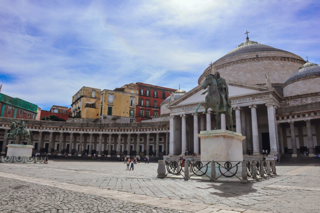Napoli_Piazza_del_Plebiscito_1200x800.jpg